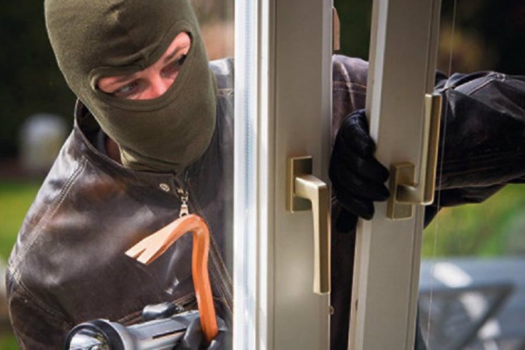 DOBOJ: Starica izašla po drva, lopov joj pokrao pare