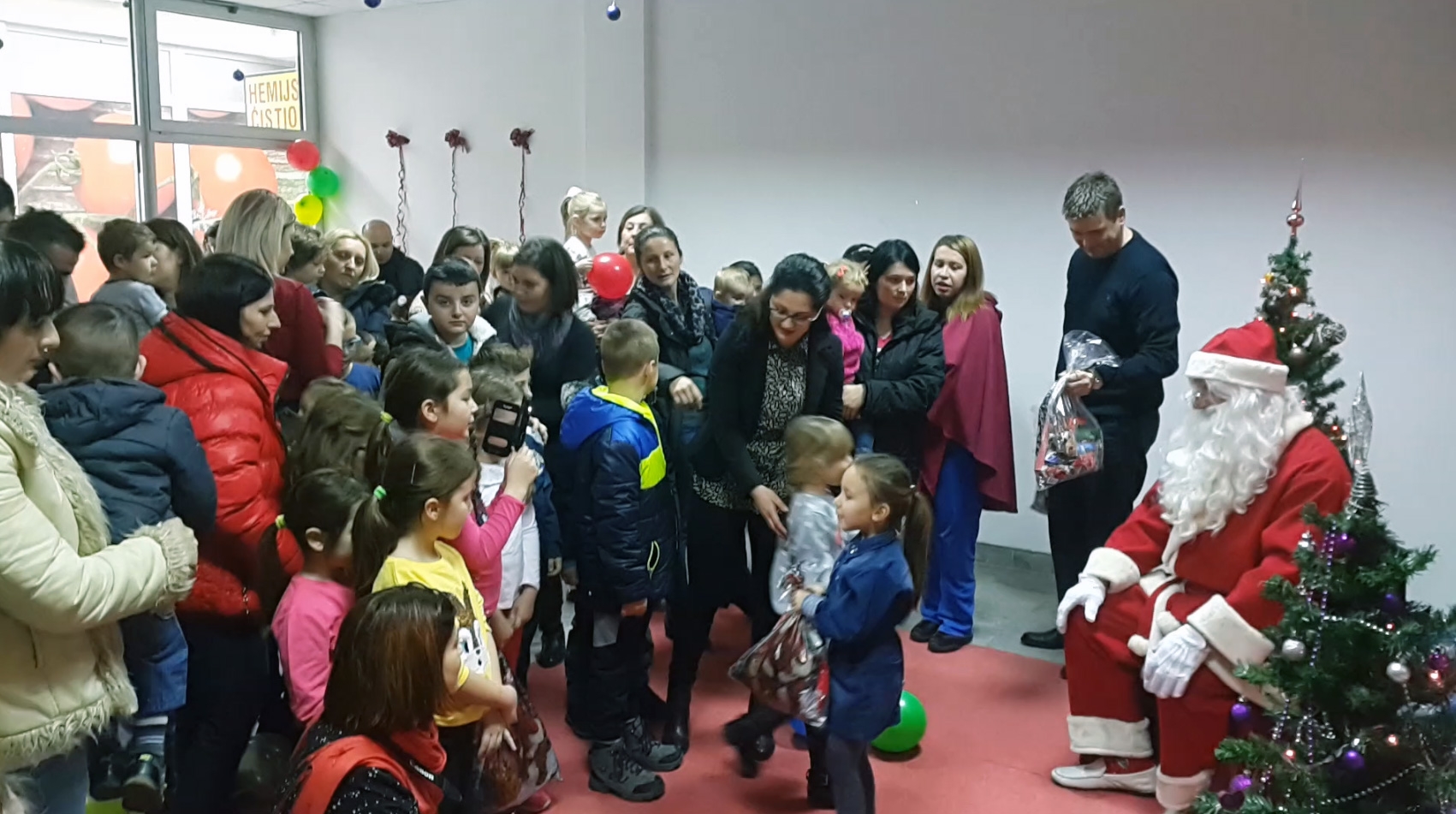 OKOM KAMERE: Socijalisti podjelili paketiće (VIDEO)