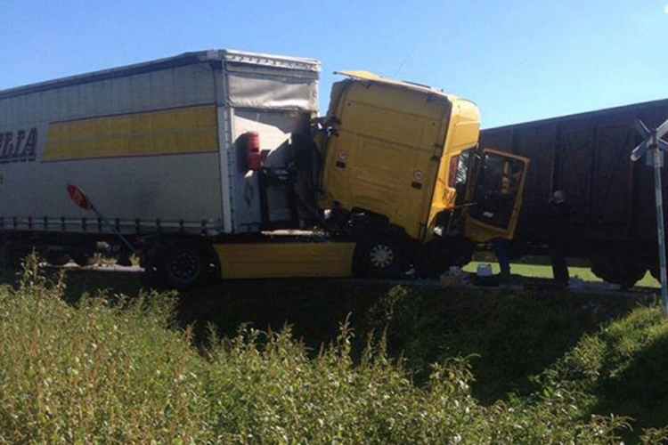 DOBOJ: Vozač kamiona povrijeđen u sudaru sa vozom (FOTO)