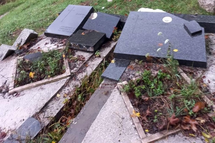 DOBOJ: Ponovo oskrnavljeni spomenici na srpskom groblju