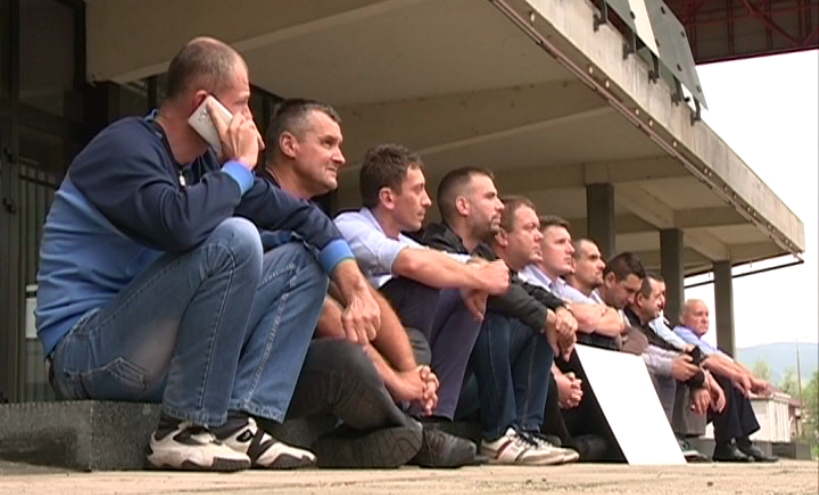 ŽELJEZNIČARI NE ODUSTAJU: Sa transparentima pred Narodnu skupštinu!