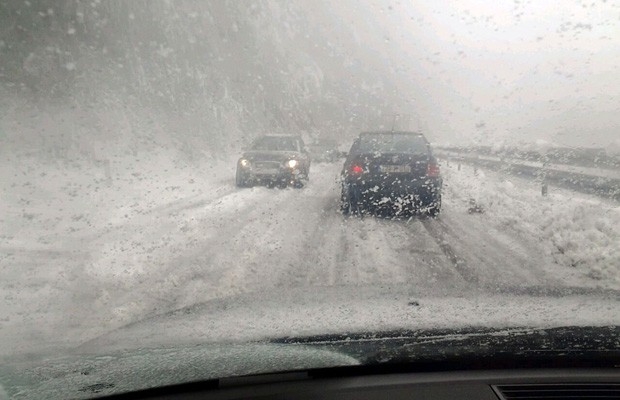 PUTEVI: Snijeg i poledica u višim predjelima, Izačić zabranjen za teretna vozila