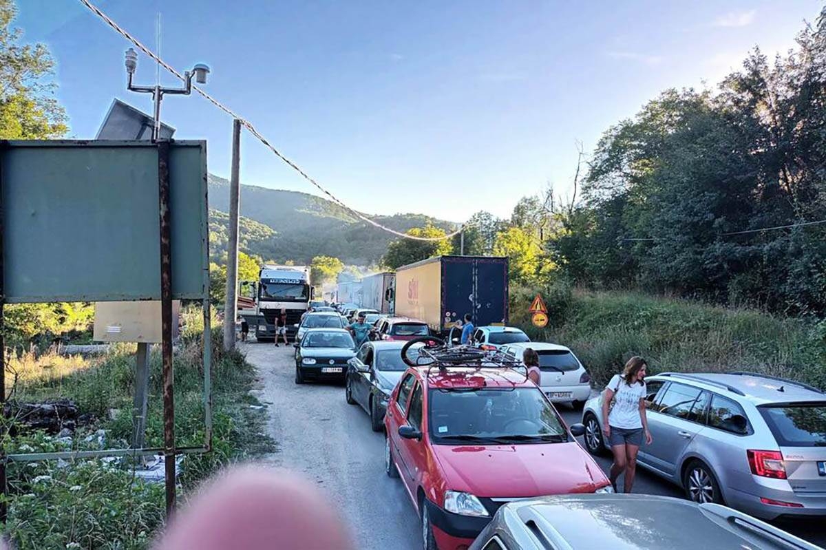 GRANIČNI PRELAZI: Gužva na granici sa Crnom Gorom