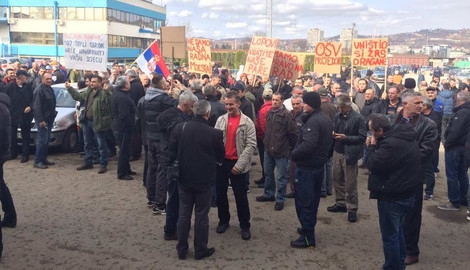 NAORUŽANI VUVUZELAMA RADNICI ŽRS NA DOBOJSKIM ULICAMA: "Moj topli obrok neće nahraniti vašu decu" (FOTO)