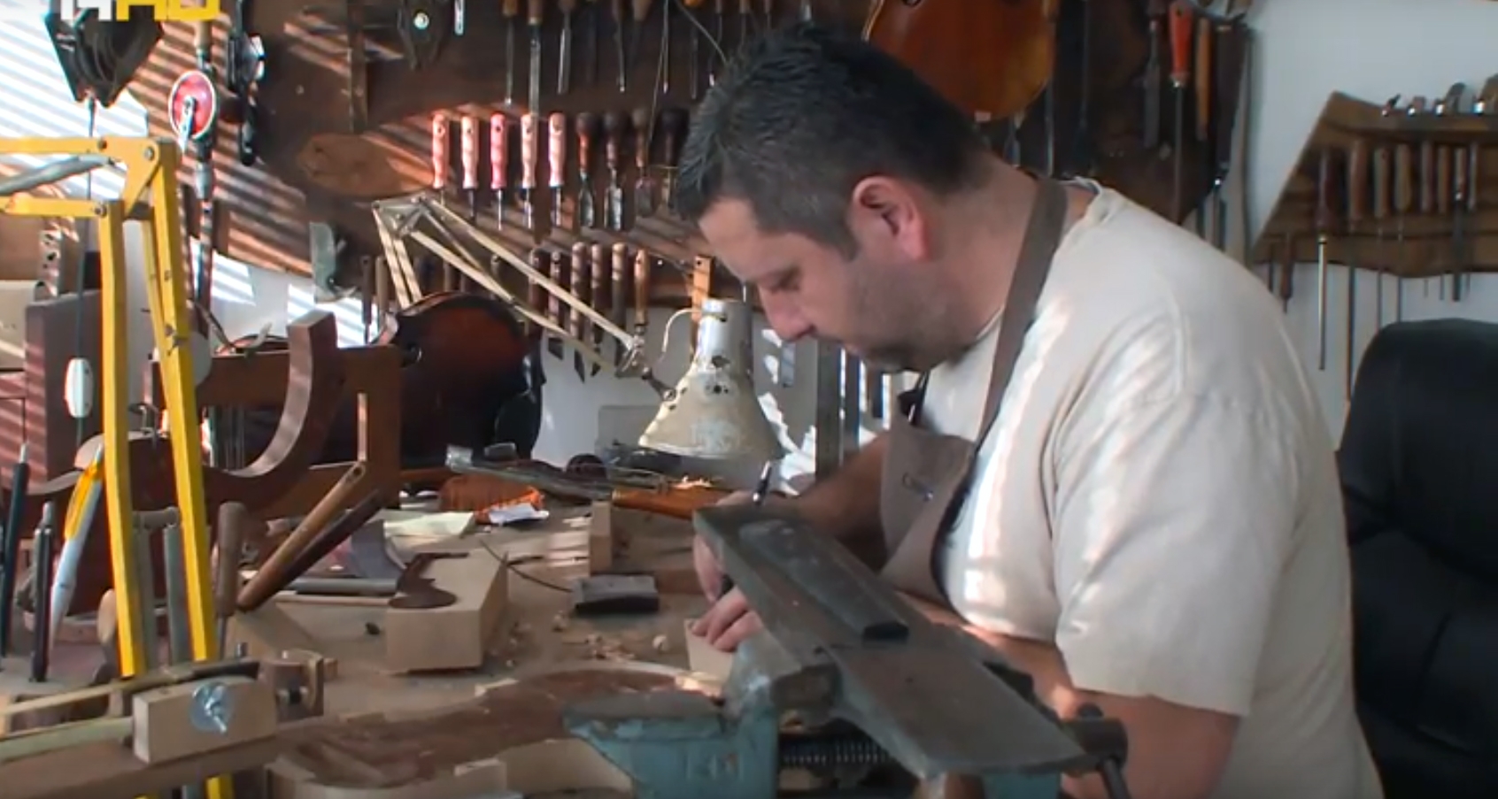 DOBOJ: Kafa u 5 - Graditelj violina (VIDEO)