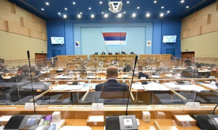 VIŠAK ZAPOSLENIH I DUG PREKO MILIJARDU KM: Zahtijeva se hitna sjednica o krizi u javnim preduzećima u RS