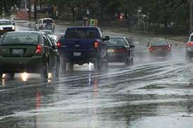 PUTEVI: Klizavi kolovozi, povremeni jaki udari vjetra