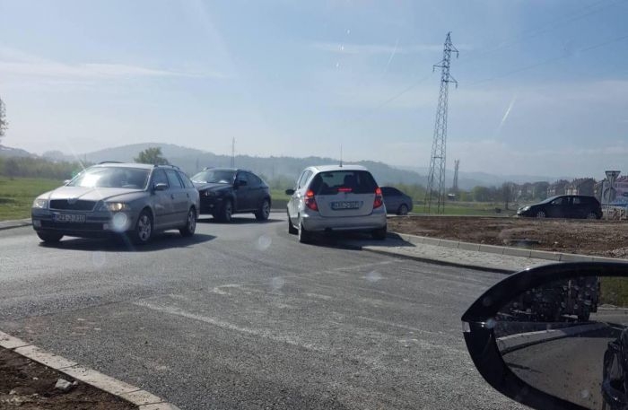 PRECIZNIJI ZAKON Gdje se isključujemo iz kružnog toka i kolika je kazna za nasilničku vožnju