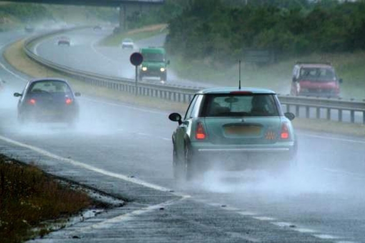 PUTEVI: Vlažni kolovozi u područjima sa maglom