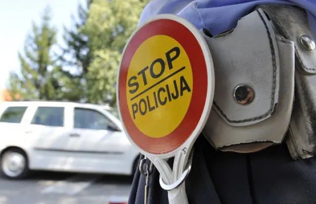 Mijenja se zakon o saobraćaju u BiH: Kazne do 5.000 KM, gubi se vozačka, sudi se i za prolazak kroz crveno!