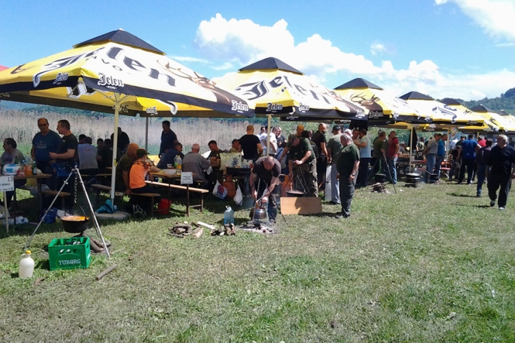 DOBOJSKI LOVCI UKRSTILI VARJAČE: Uz lovačke kotliće prisjećali se poplava