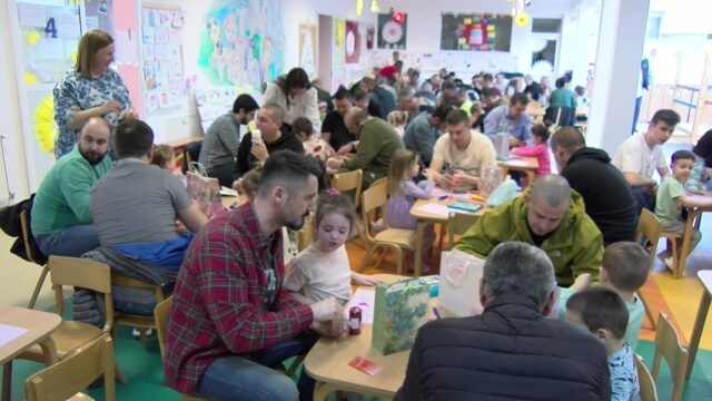 DOBOJ: Mališani zajedno sa tatama pravili osmomartovske čestitke za mame (VIDEO)