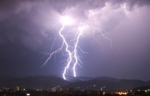VRIJEME: Danas vruće, poslijepodne mogući pljuskovi, grmljavina i grad