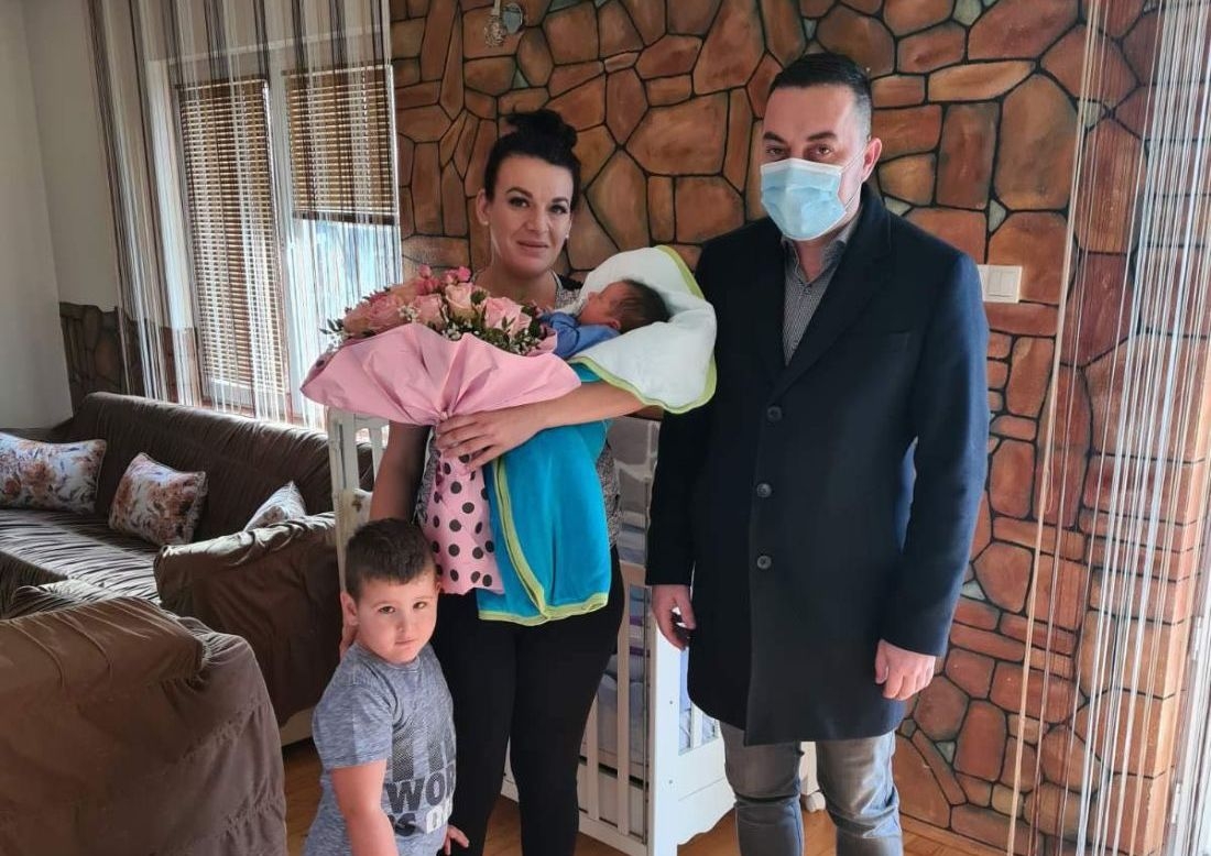 DOBOJ: Gradonačelnik darovao prvorođenu bebu