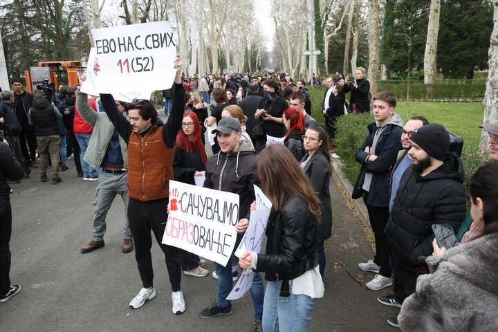 STUDENTI I GRAĐANI OKUPILI SE U KAMPUSU U BANJALUCI: Nakon tišine dugi aplauz (VIDEO)