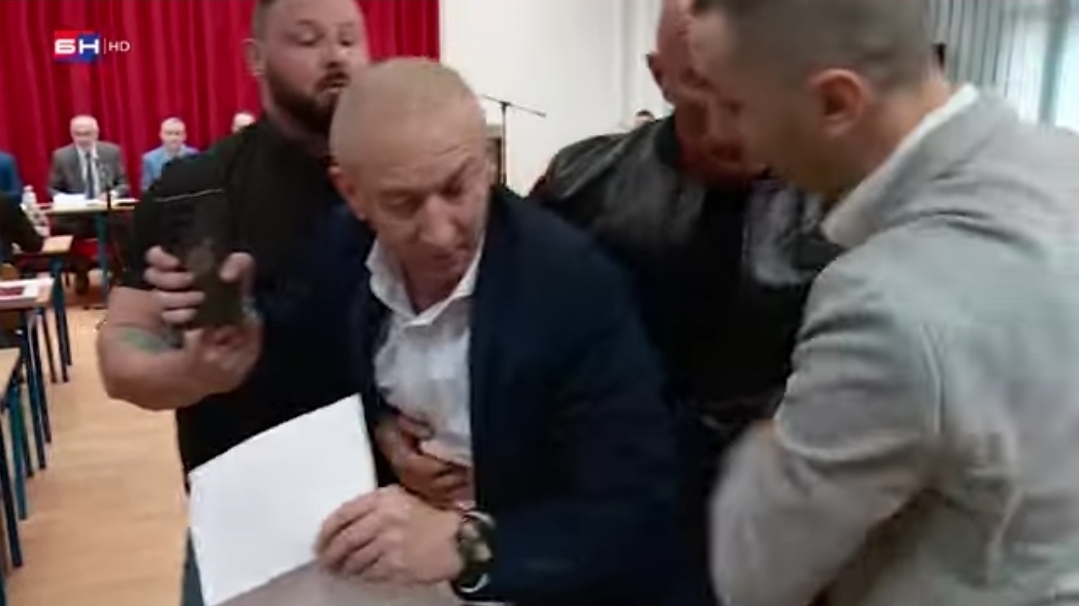 HAOS U DOBOJSKOJ SKUPŠTINI: Čega se boji Obren Petrović? (VIDEO)