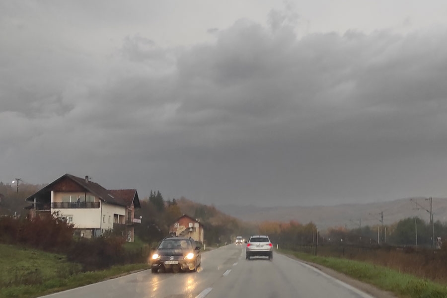 PUTEVI: Oprez zbog magle i klizavog kolovoza
