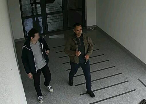 OKOM KAMERE: Snimljen kako vrši nuždu u liftu (VIDEO)