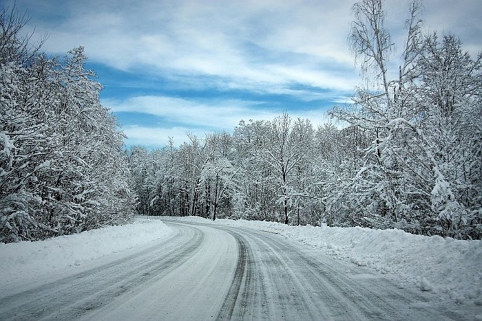 PUTEVI: Oprez zbog klizavih kolovoza i snijega u višim predjelima