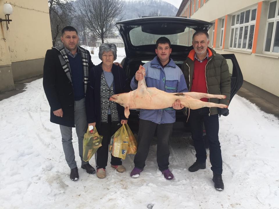 DOBOJ: Odbornici SNSD-a pred Božić obradovali sugrađane (FOTO)