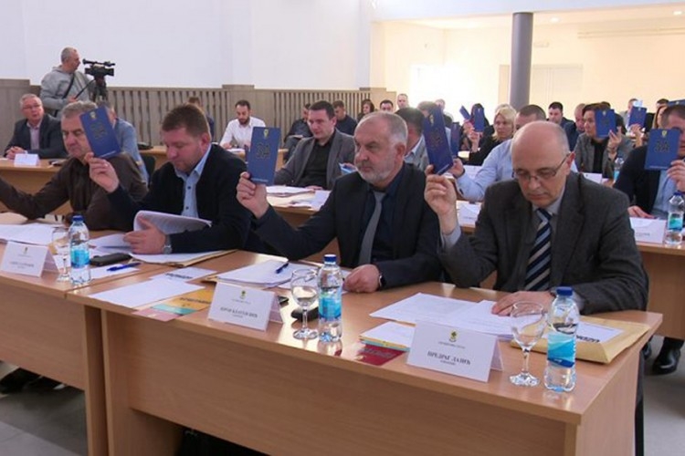 DOBOJ: Sa kartica ispred odbornika iščezli nazivi partija