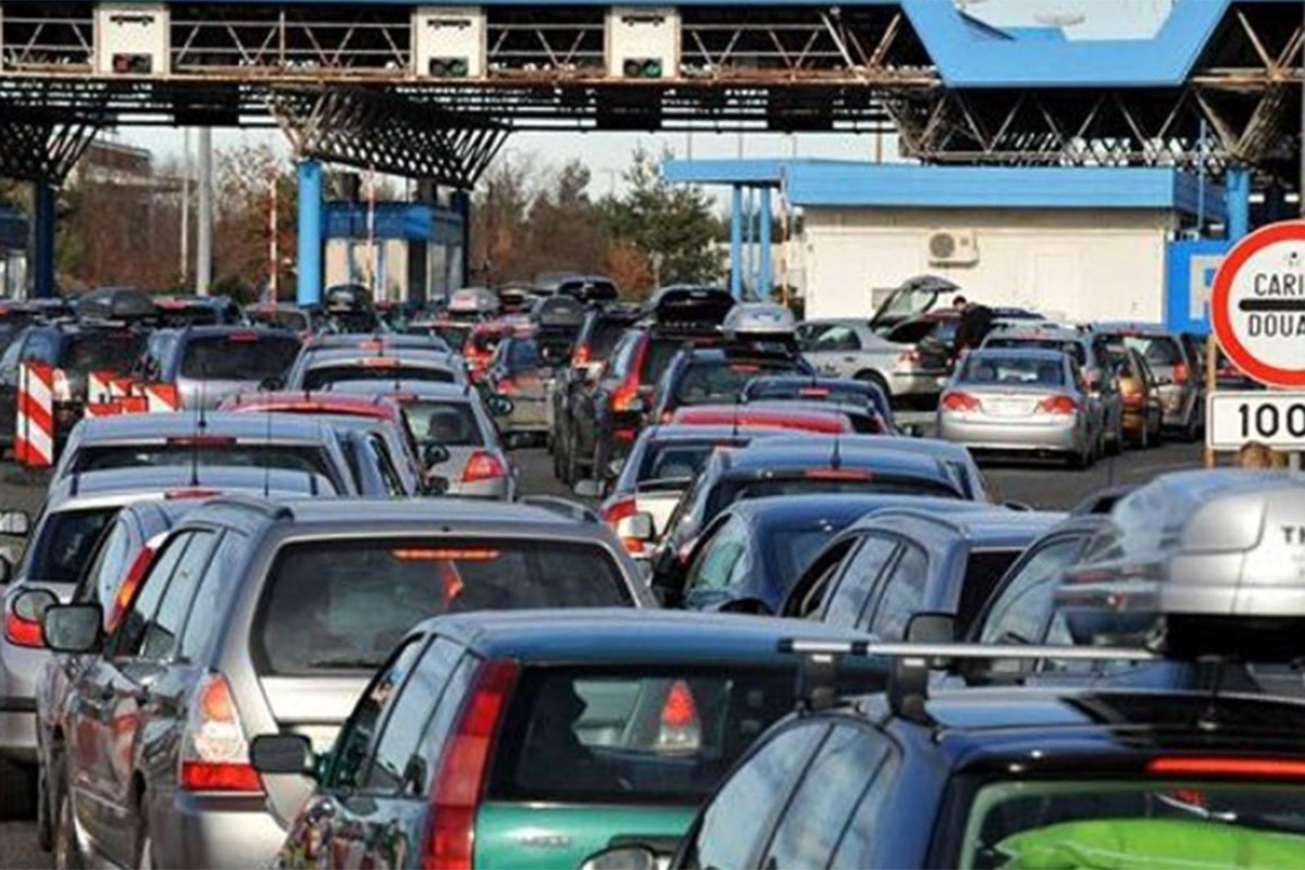 PUTEVI: Pojačana frekvencija vozila na putevima, duge kolone na prelazima