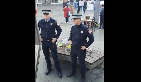 DA LI JE OVO NORMALNO: Policija čuva igračke na Trgu u Banjaluci