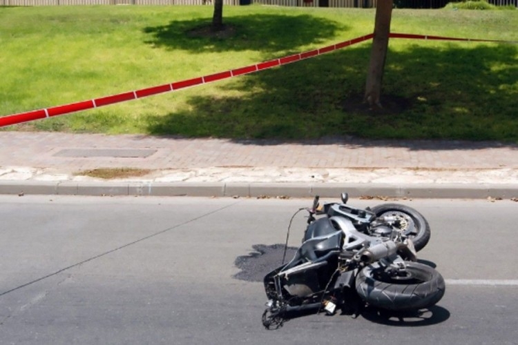 DOBOJ: Motociklista poginuo u sudaru