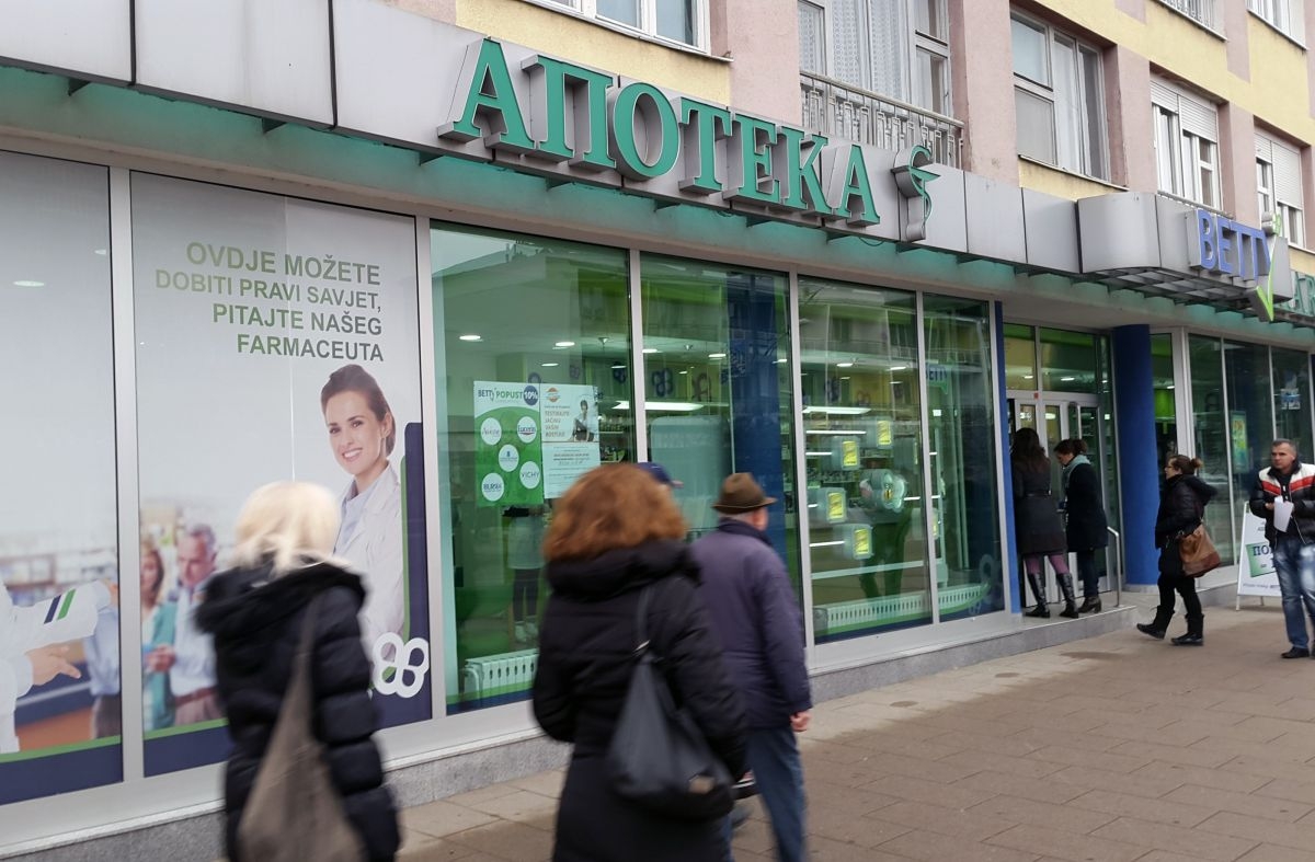 DOBOJ: Vedran Mitrović i Adrijana Radovanović oštetili Gradsku apoteku!?