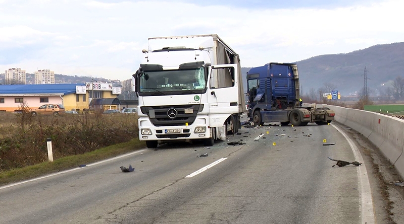 DOBOJ: Sudar dva kamiona (FOTO)