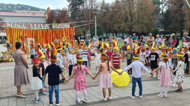 DOBOJ: Djeca iz vrtića “Majke Jugović” pozdravili dolazak jeseni (FOTO)