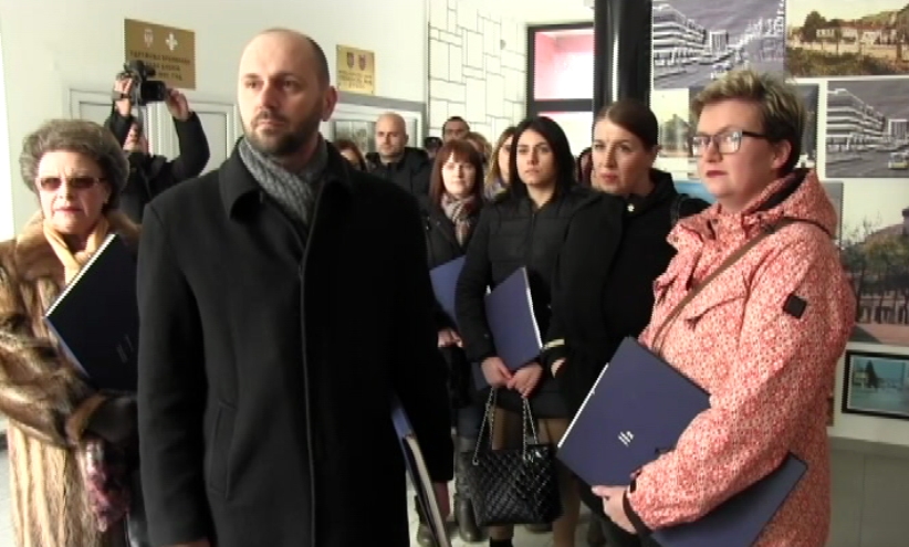 DOBOJ: Odbornike čuvala policija, gradonačelnik dobio jedinicu i neopravdan čas (VIDEO)