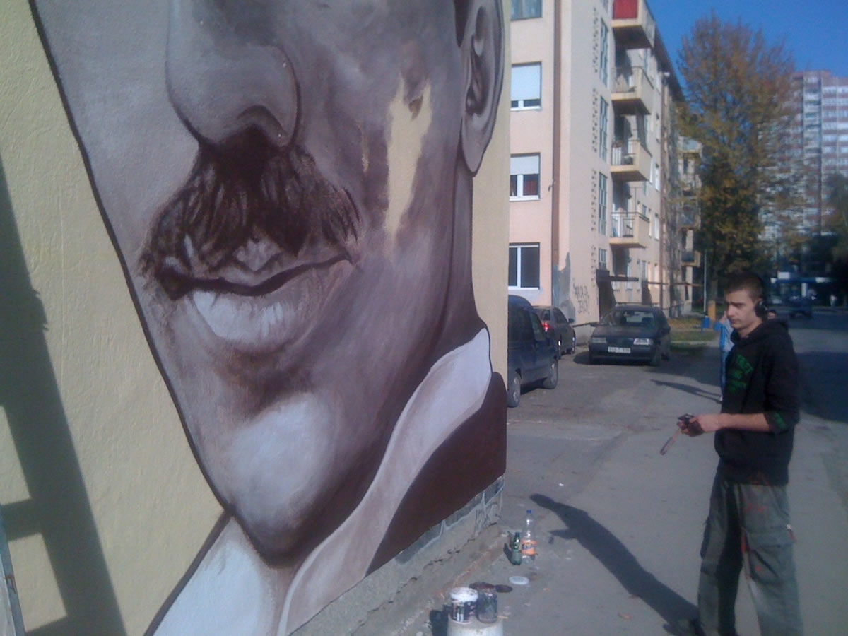 DOBOJ: Tesla na gradskom trgu (FOTO)