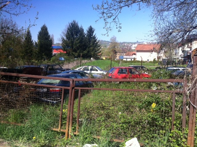RUGLO U SAMOM CENTRU GRADA SMETA DOBOJLIJAMA Groblje oduzetih automobila