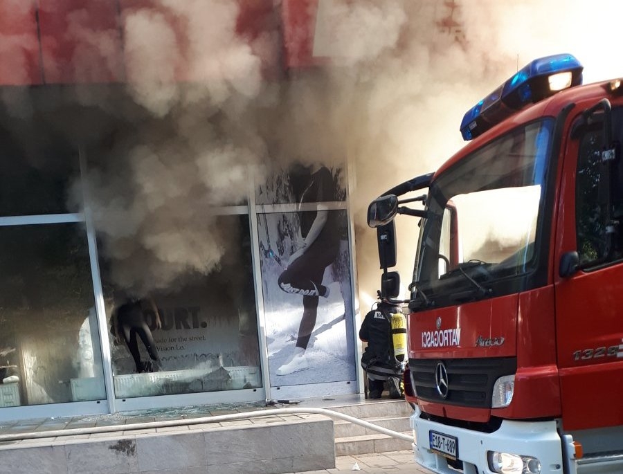 DOBOJ: Požar u prodavnici sportske opreme (FOTO)