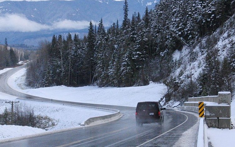 PUTEVI: Poledica u višim predjelima, povećana opasnost od odrona