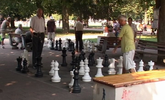 DOBOJ: Penzioneri žele još šahovskih površina (VIDEO)