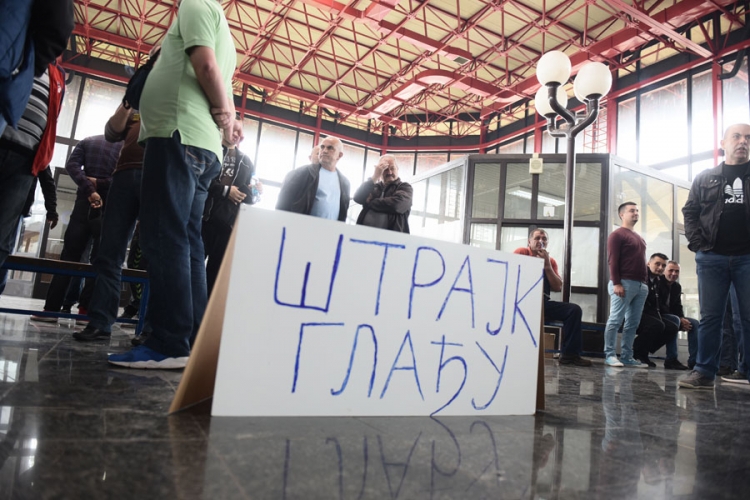 NOVI UDAR NA RADNIKE "ŽELJEZNICA RS": Štrajkačima srezane plate