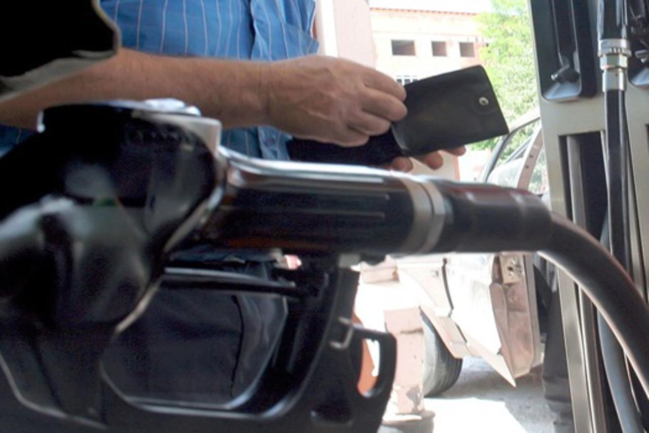 "Akumuliraju neopravdano visoku EKSTRA ZARADU" Ekonomista o promjenama cijena goriva u BiH