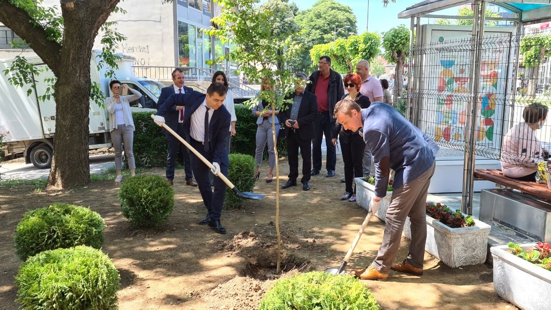 DOBOJ: Posađene sadnice za prvo zeleno autobusko stajalište