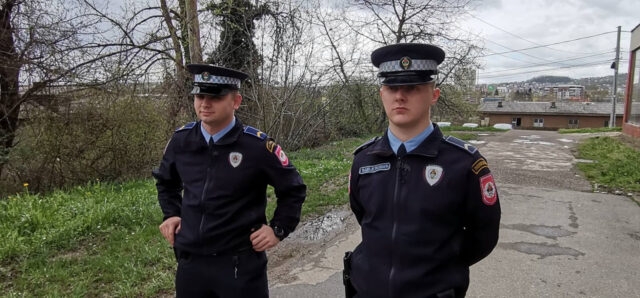 DOBOJ: Pohvaljena dva policajca koja su spriječila samoubistvo