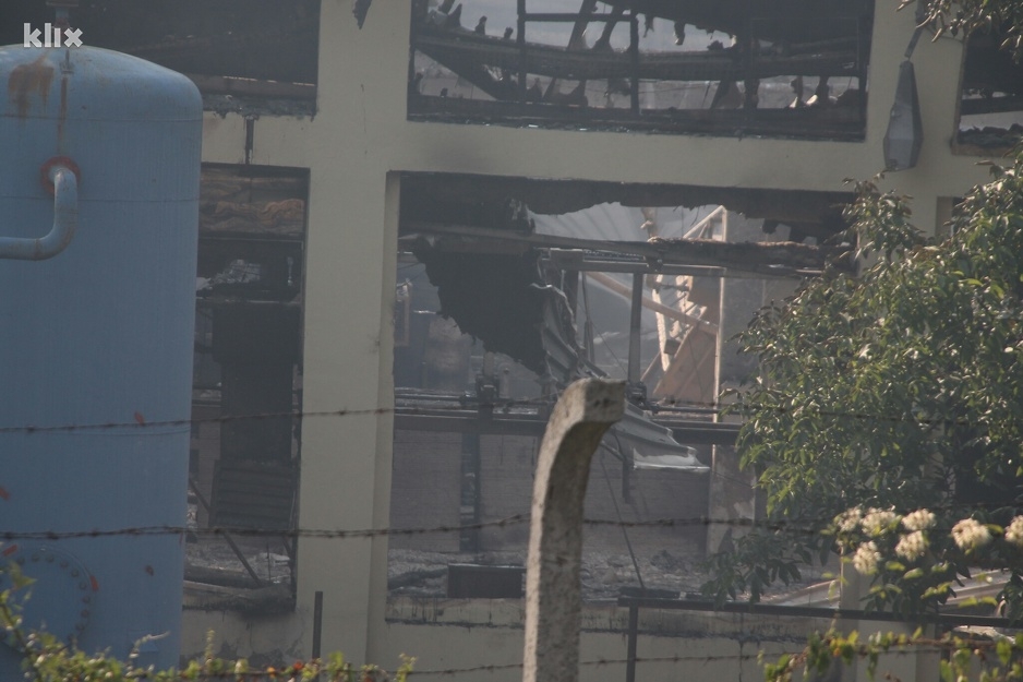 Izgorijela tvornica »Krivaja« u Zavidovićima, dva vatrogasca povrijeđena, radnici očajni (VIDEO)