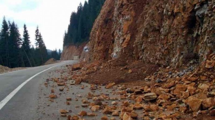 PUTEVI: Kolovozi vlažni, oprez zbog sitnijih odrona