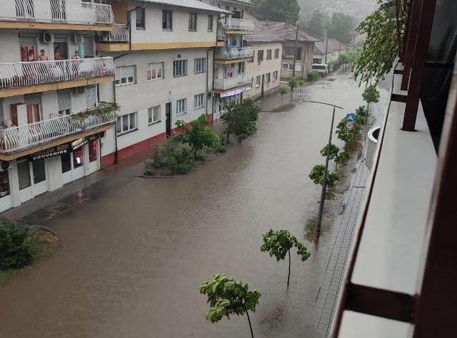 POPLAVLJENA ULICA JUG BOGDANA: Opet sve po starom (FOTO)