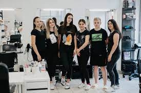 DOBOJ: Đaci radili u mađarskim bankama i salonima