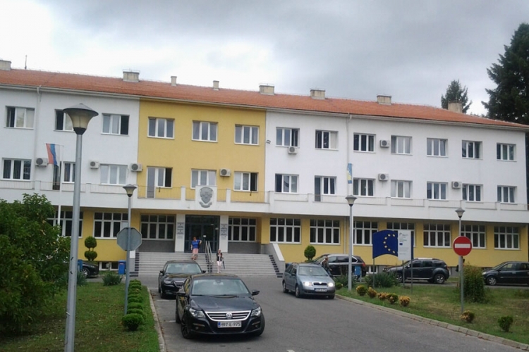 DOBOJ: Javnoj upravi srezane plate za 23%