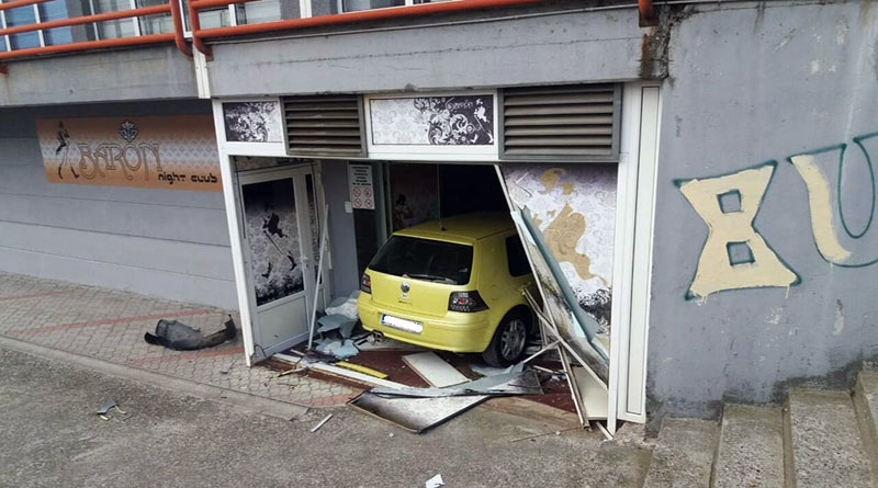LUDA NOĆ Pijani Dobojlija automobilom provalio u klub, drugi udarao sugrađanina pištoljem