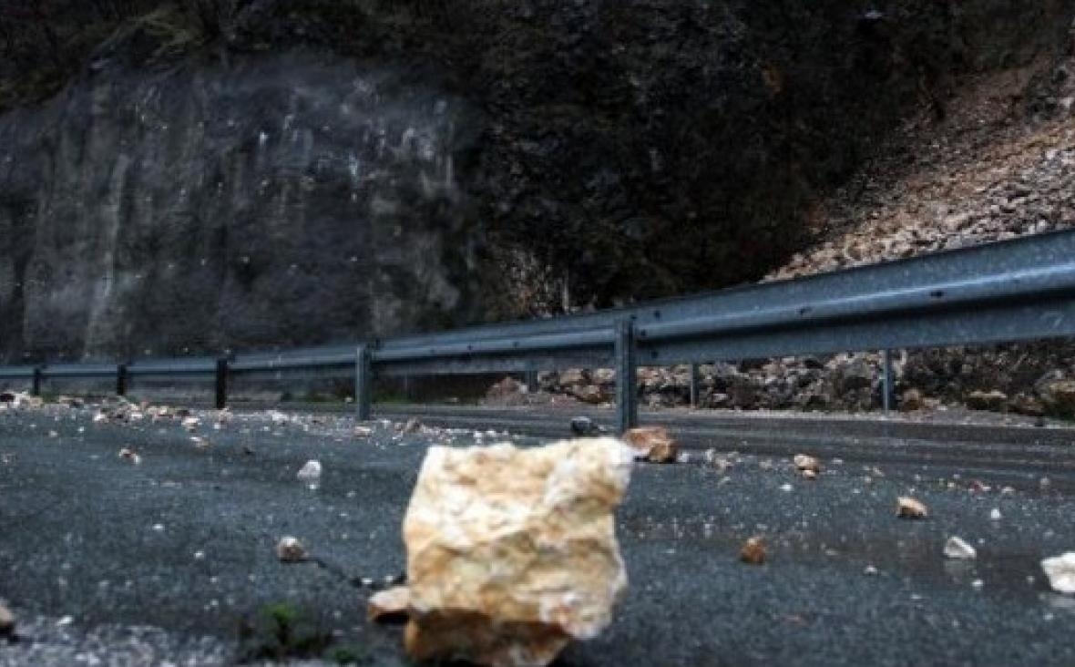 PUTEVI: Oprez zbog poledice i mogućih odrona