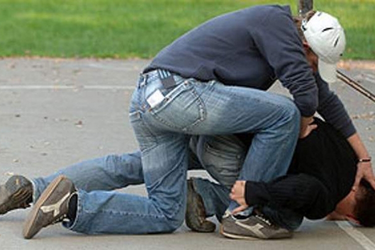 DOBOJ: Uznemiravao komšiju pa ga pretukao