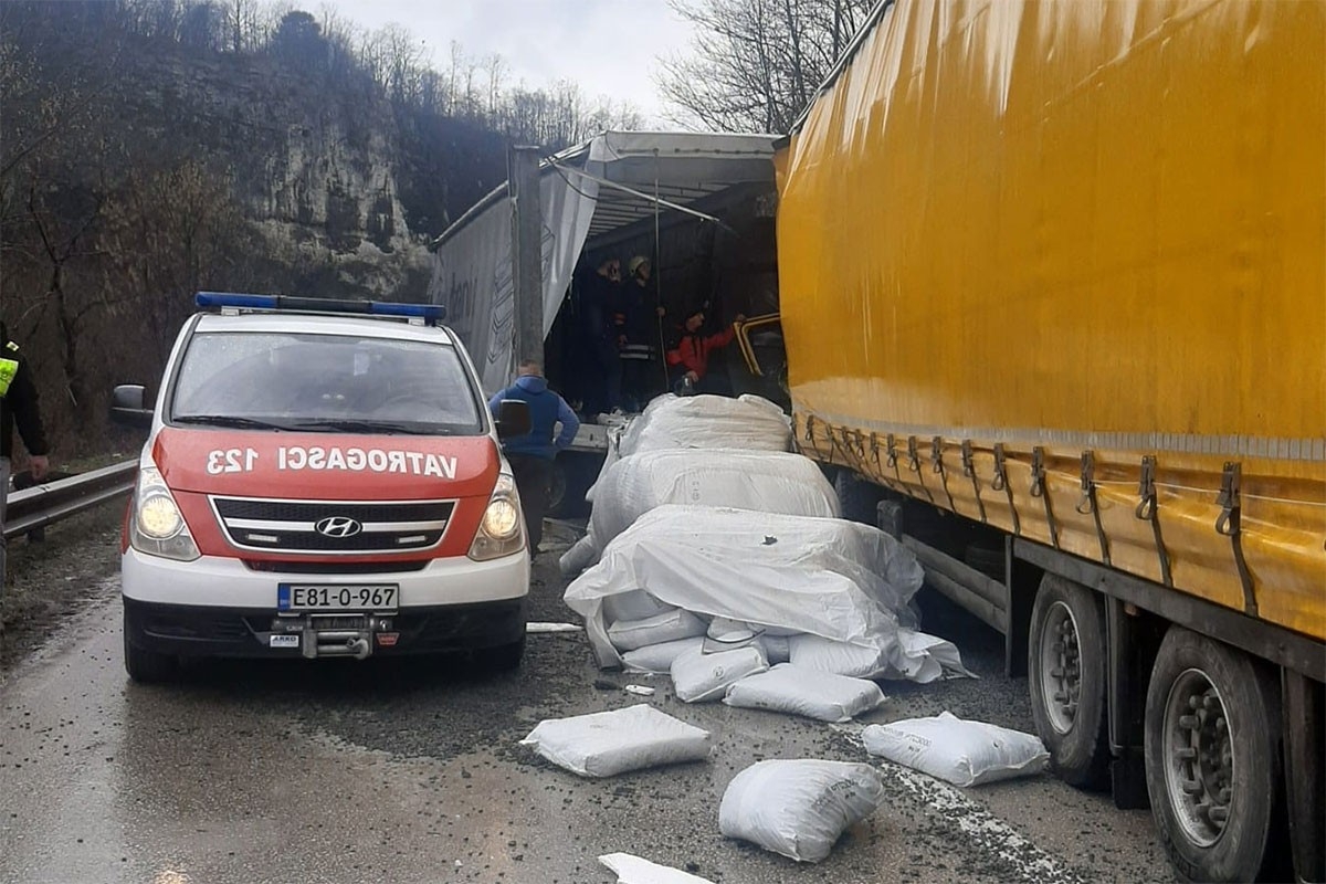 DOBOJ: Sudarila se dva kamiona (FOTO)